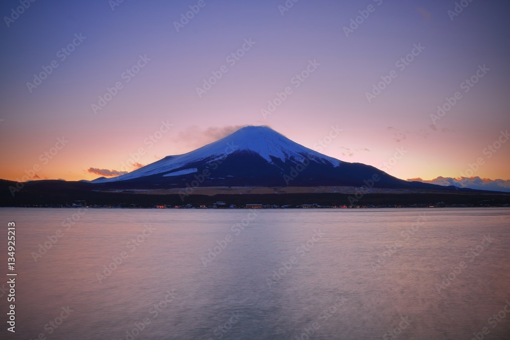 【山梨県】山中湖から夕暮れの富士山(富士五湖)