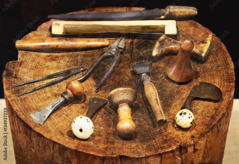 Старые инструменты плотника для работы с деревом на столе
