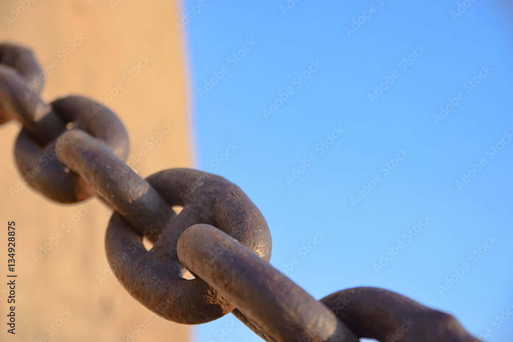 Naklejka premium ship chain on the dock