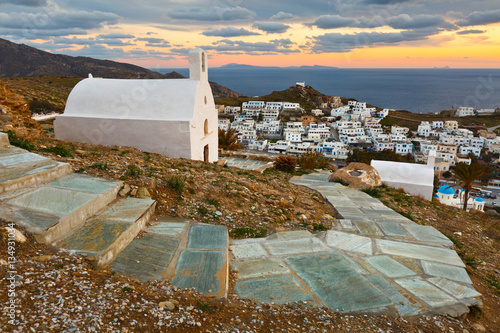 Φωτογραφία Church over chora on Ios island late in the evening.
