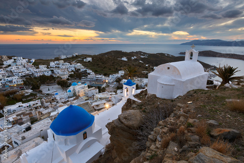 Fotografi Church over chora on Ios island late in the evening.