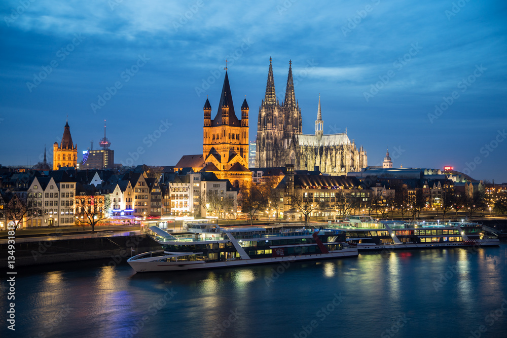 Obraz premium Kölner Dom mit Altstadt und Groß Sankt Martin