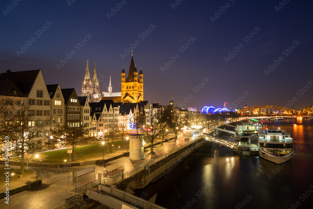 Kölner Dom mit Altstadt und Groß Sankt Martin