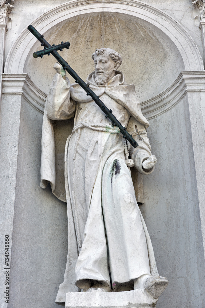 Obraz premium Church del Santissimo Redentore facade wall statue in Venice, Italy.