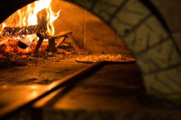Fototapete Pizzeria Pizza im traditionellen Holzofen zubereitet  © fabio Bergamasco