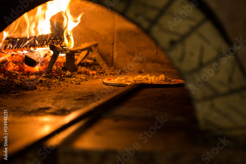 Pizza cucinata in forno tradizionale a legna  photo