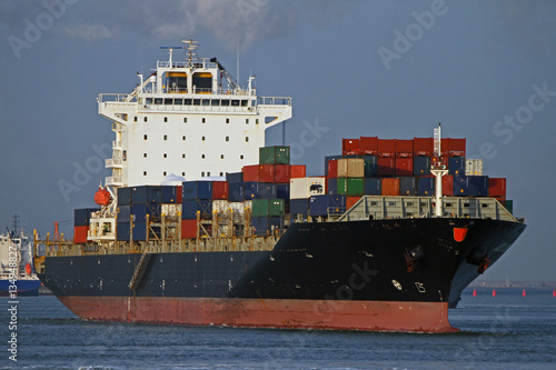 schwarzes Containerschiff in Rotterdam Hafen