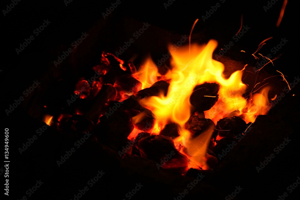 Fotografie live-coals burning in a barbecue