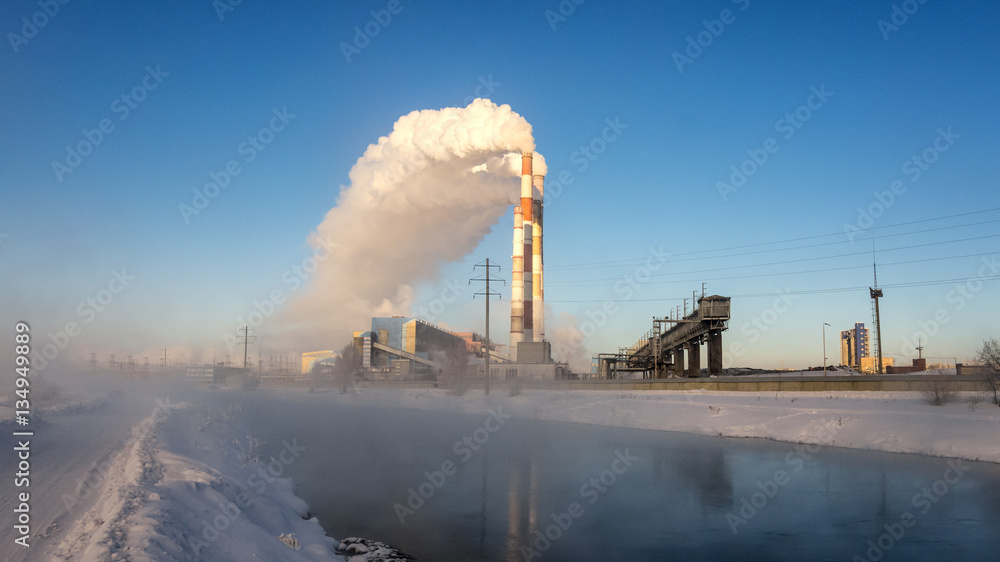 зимняя панорама Рефтинской электростанции с ЛЭП и рекой, Россия, Урал, Рефтинский