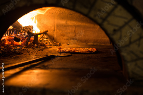 Pizza cucinata in forno tradizionale a legna  photo