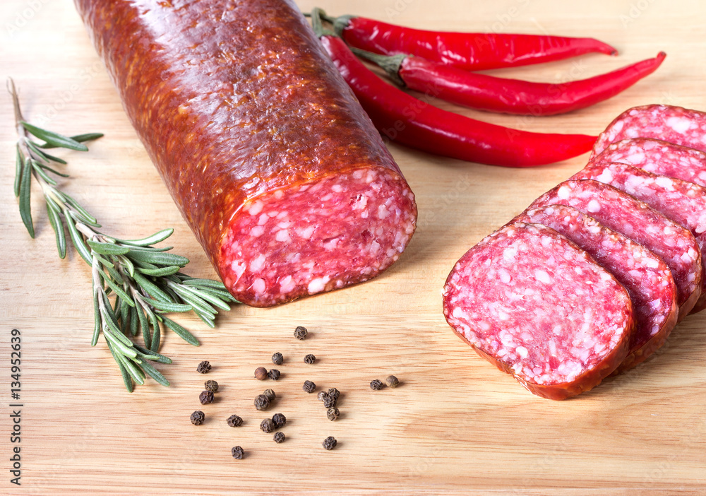 Нарезанная колбаса с красным перцем,розмарином,специями. Нарезанная колбаса с красным перцем,розмарином,специями.