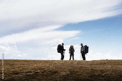 3 Wanderer mit schweren Rucksäcken am Horizont/ Andes / peru/ south america