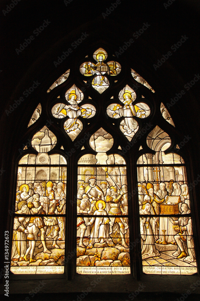 Vitraux de la basilique Notre-Dame de Beaune en Bourgogne, France