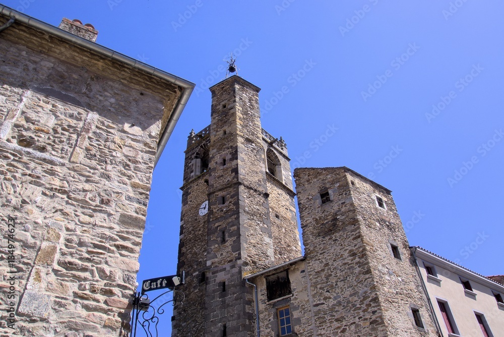 Der historische Glockenturm der niedergerissenen Kirche St.Martin in Blesle, Auvergne