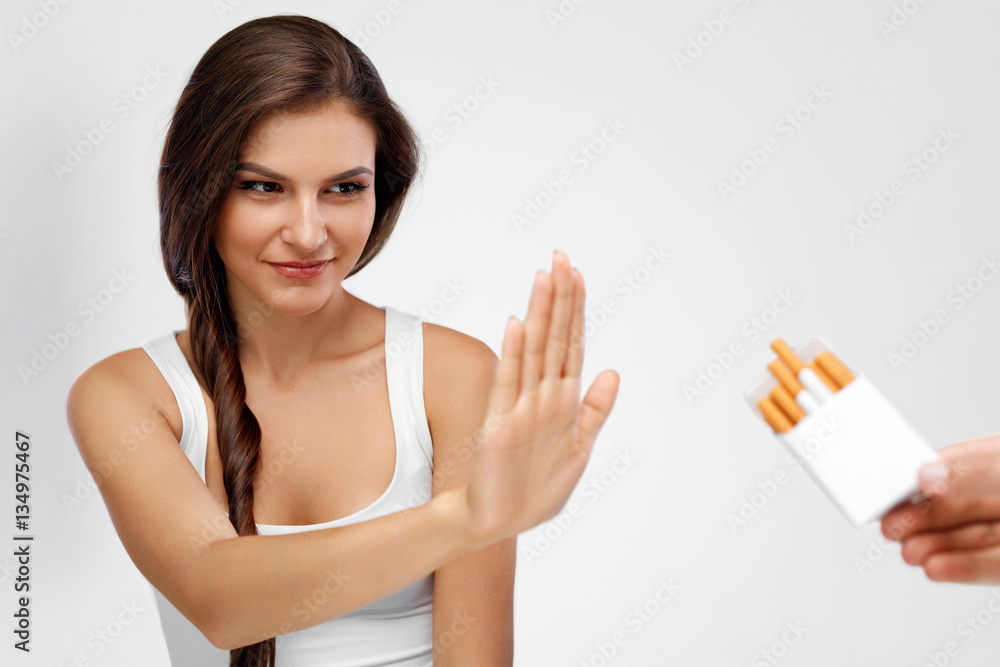 Plakat Zbliżenie Kobieta Rezygnuje Z Palenia Papierosów. Koncepcja zdrowia