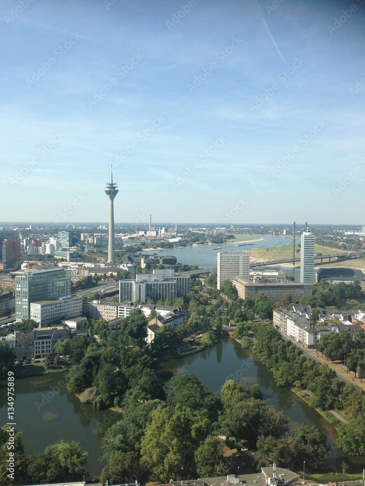 hoch über Düsseldorf