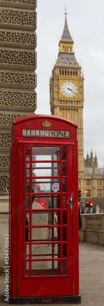 Obraz premium Big ben et les cabines téléphoniques rouges
