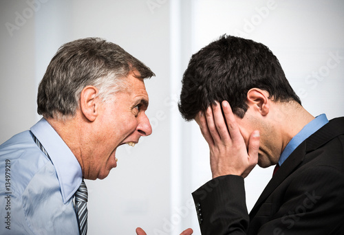 Canvastavla Angry boss shouting to an employee