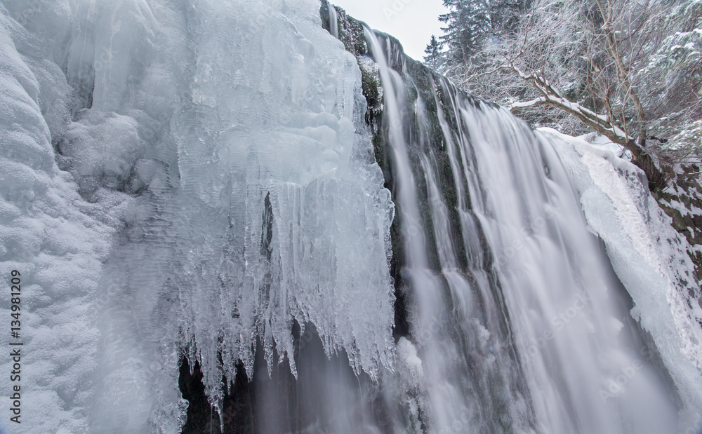 Obraz premium Dziki Wodospad w zimowy poranek, rzeka Łomnica, Karpacz