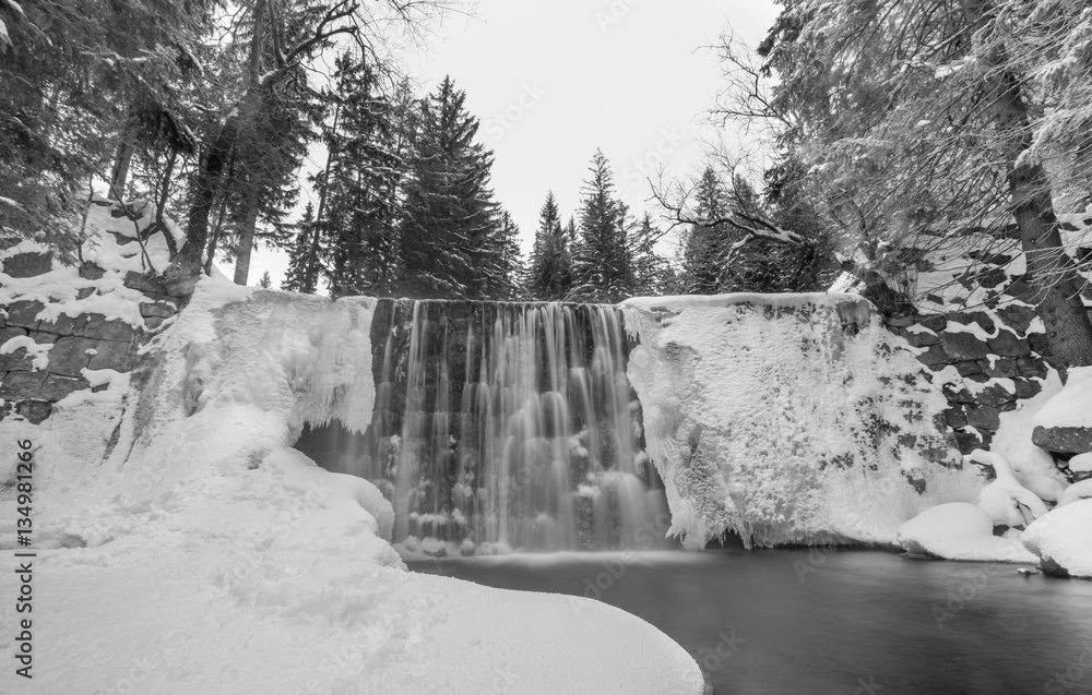 Naklejka premium Dziki Wodospad w zimowy poranek, rzeka Łomnica, Karpacz