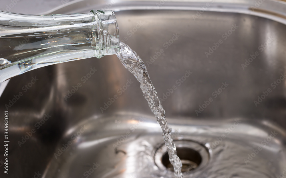 Wasser aus der Flasche giessen Wasser aus der Flasche giessen