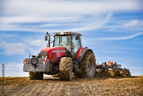 Bodenbearbeitung - Einarbeitung der G  lle Traktor mit Grubberkombination