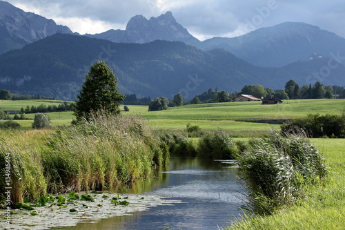 Fototapeta Naklejka Na Ścianę i Meble -  Im bayrischen Alpenvorland mit Blick auf den Aggenstein im Ostallgäu