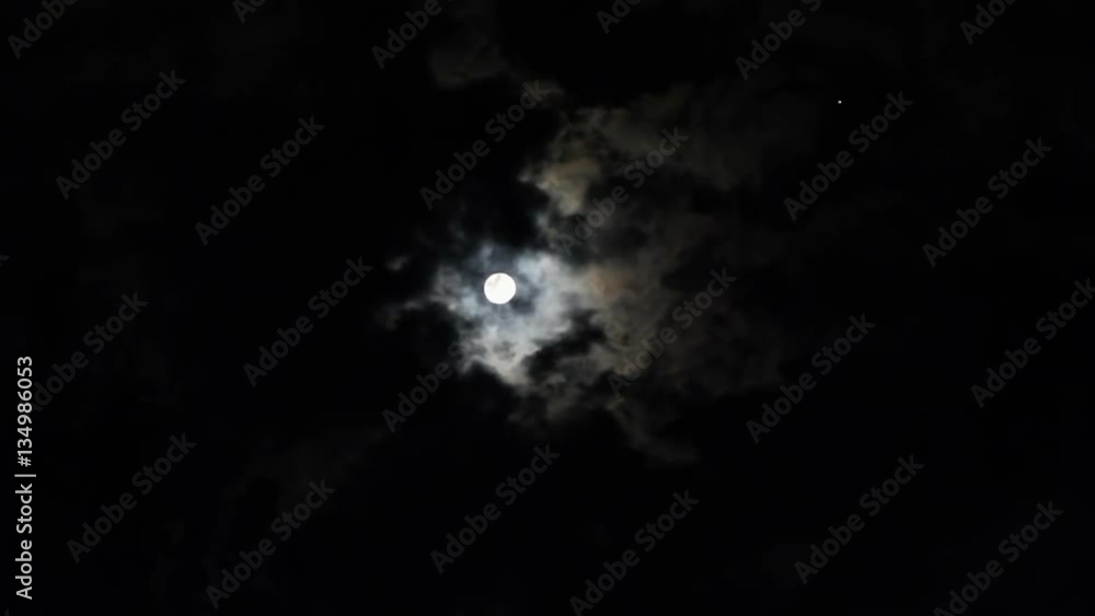 Noche de luna llena con fuerte resplandor de la luna entre nubes y una estrella titilando
Noche de luna llena con fuerte resplandor de la luna entre nubes y una estrella titilando