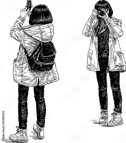 Φωτογραφία girl tourist takes the pictures