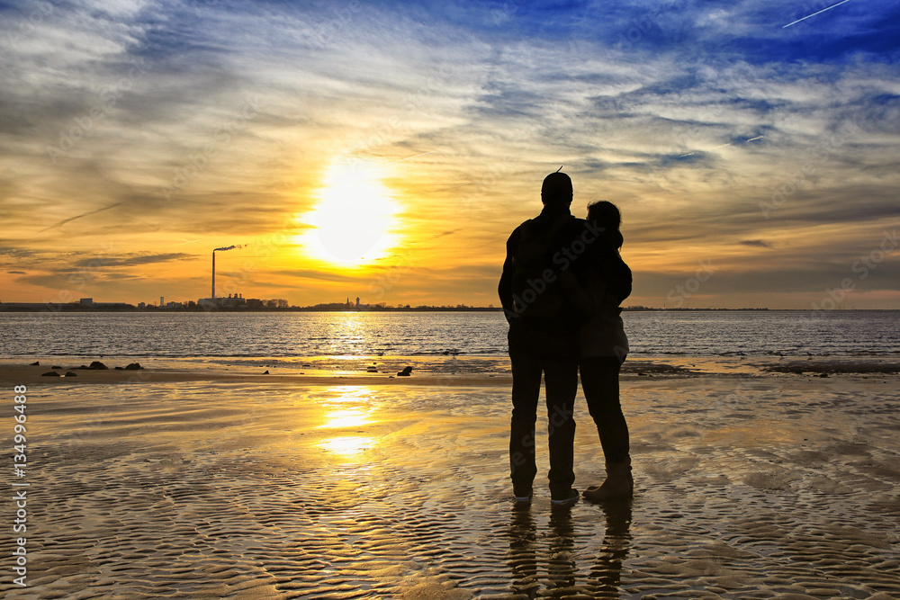 Romantisches Paar am Strand bei Abendrot
