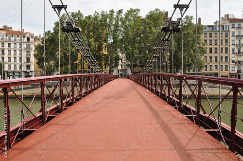 Puente peatonal sobre el río Saona, Lyon, Francia photo