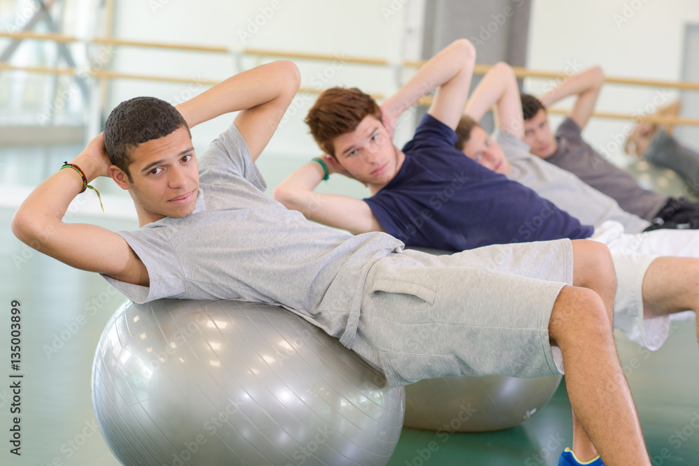 Obraz premium doing crunch on the ball