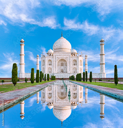 Fototapet Amazing view on the Taj Mahal in sun light with reflection in water