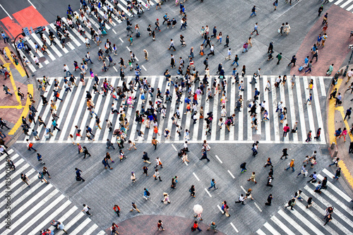 Menschenmassen im Stadtteil Shibuya in Tokyo, Japan