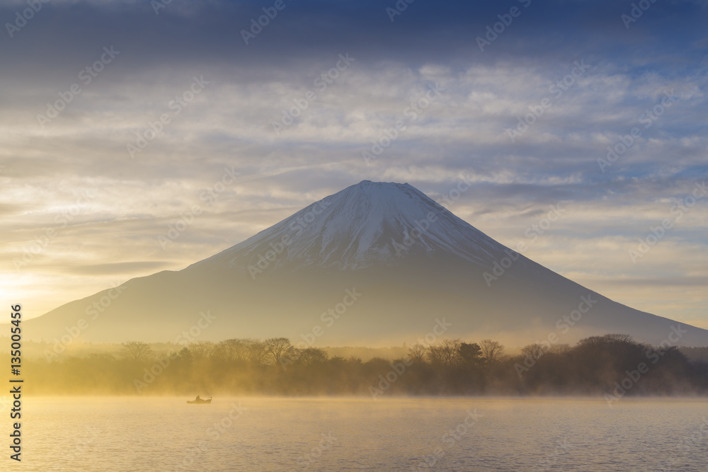 Fototapeta premium 朝靄の富士山