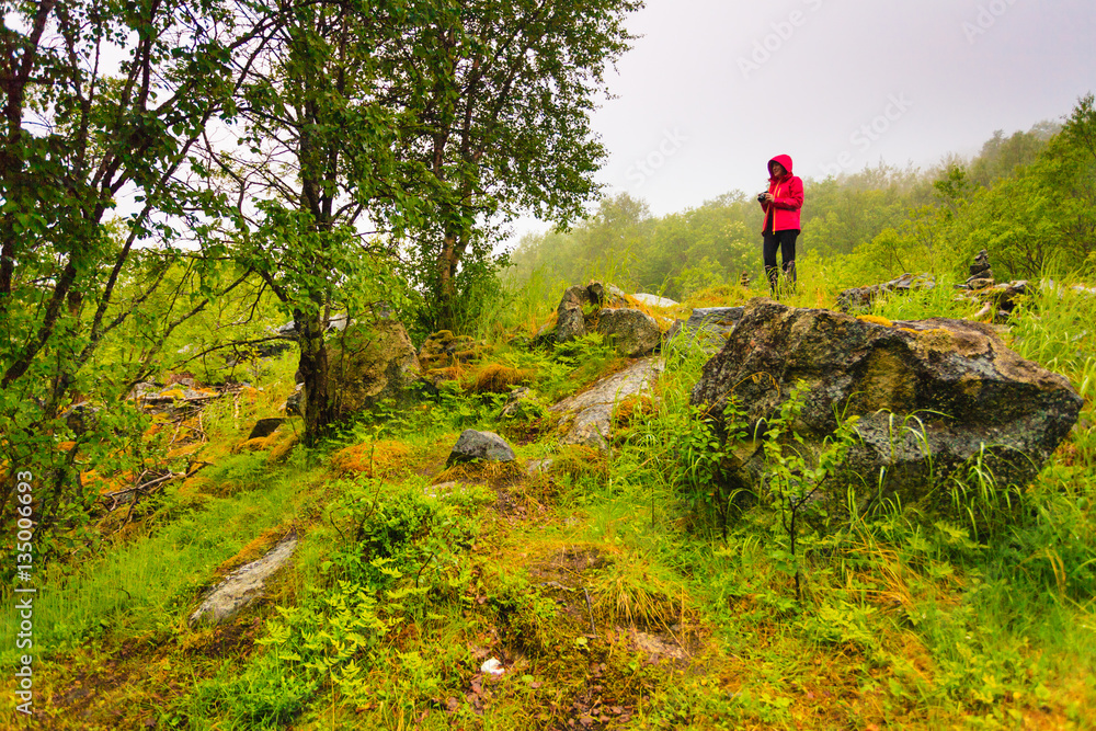 Obraz premium Tourist taking photo in mountains Norway