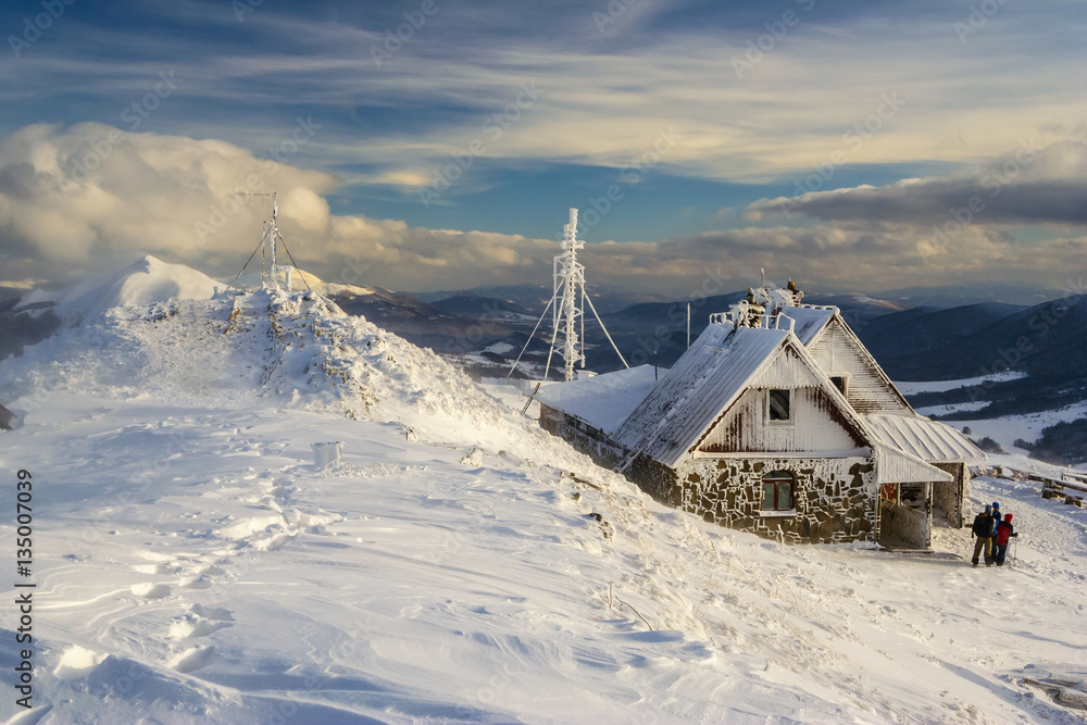 Obraz premium Zimowa sceneria górska w Bieszczadach, południowo-wschodniej Polsce