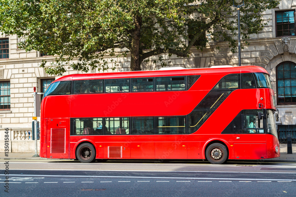 Naklejka premium Nowoczesny czerwony piętrowy autobus w Londynie