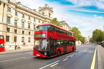 Wandcirkels Londen Moderne rode dubbeldekkerbus in Londen  © Sergii Figurnyi