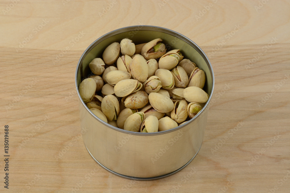 Foto Raw pistachio nuts in shells in opened can