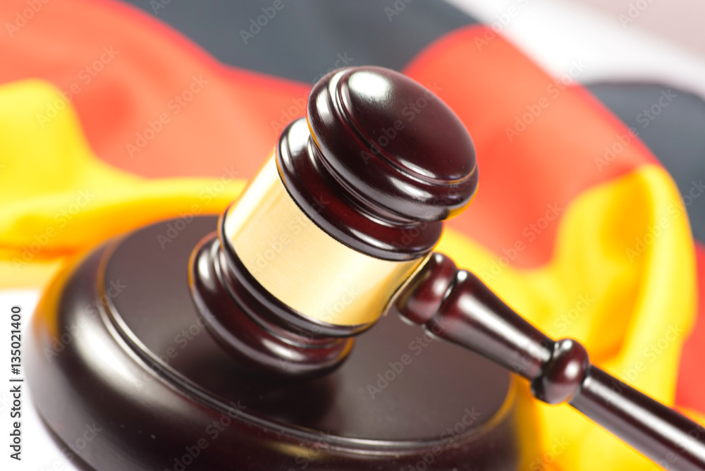 Richterhammer und die Flagge von Deutschland