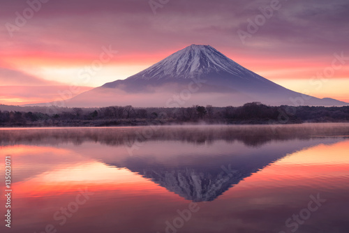 朝靄の富士山