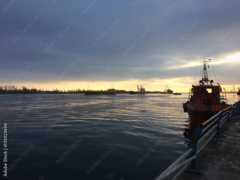 Fototapeta premium Вечерний закат на реке