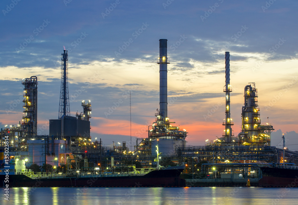 Fototapeta premium Oil refinery at twilight