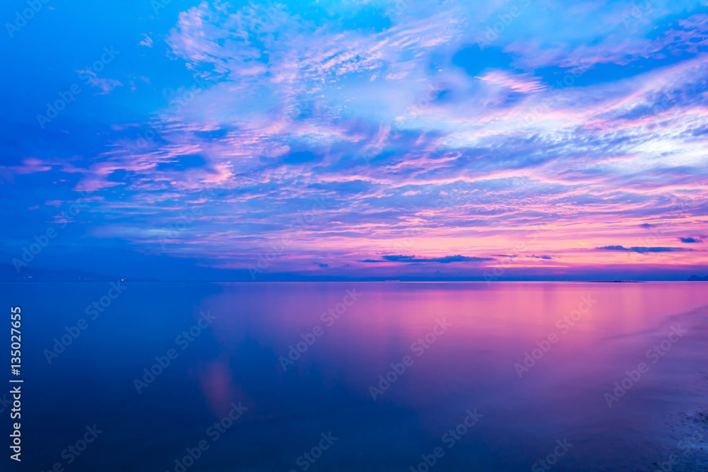 Fototapeta premium Blue sea and a moving reflection