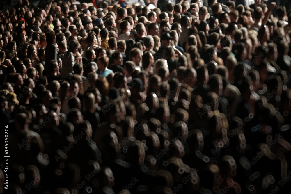 Obraz premium crowd, people's heads in the dark, concert, hands