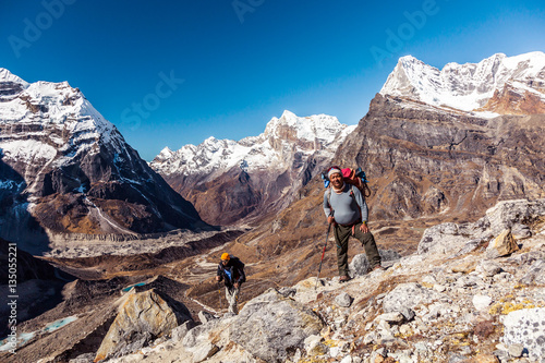 Foto Sherpa Mountain Guide and his Client on Mountain Footpath