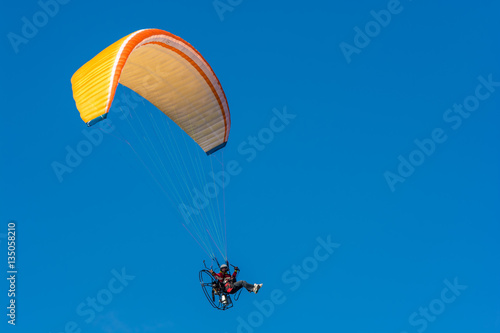 Motorschirm im Himmel photo