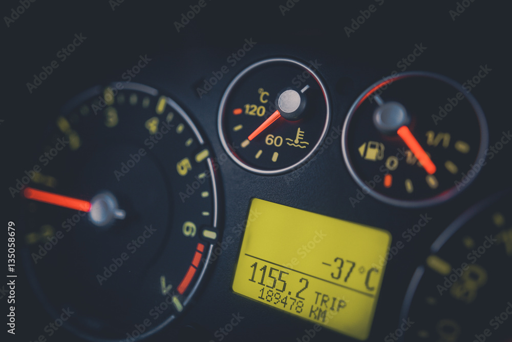 Fototapeta premium Car distance to empty