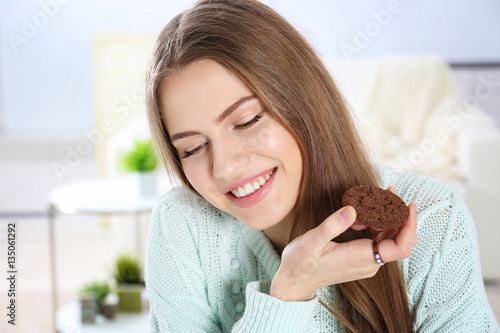 Young woman with cookie, cl...